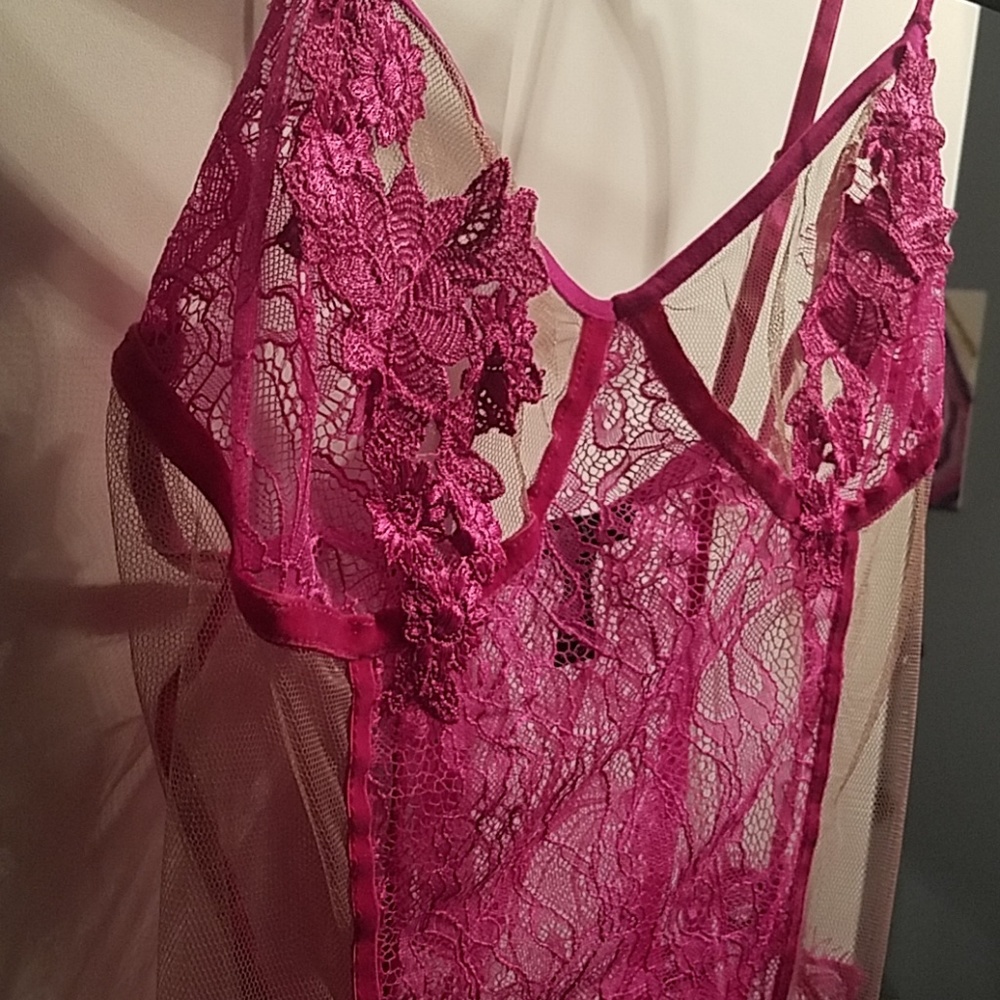 NWT Fuchsia Floral Lace Bodysuit - Picture 3 of 4